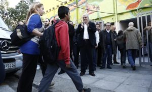 Yποδέχτηκαν ζεστά τα προσφυγόπουλα στο Πέραμα – Αντιδράσεις από μερίδα γονέων (video)