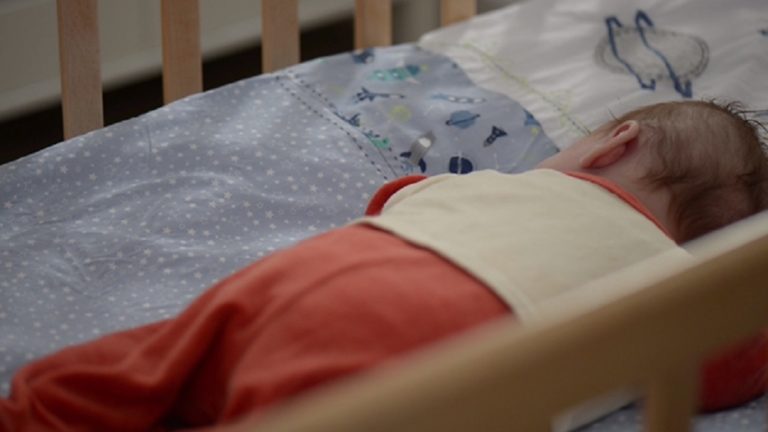 Πρόγραμμα φροντίδας και αποκατάστασης βρεφών από τα δημόσια νοσοκομεία (video)