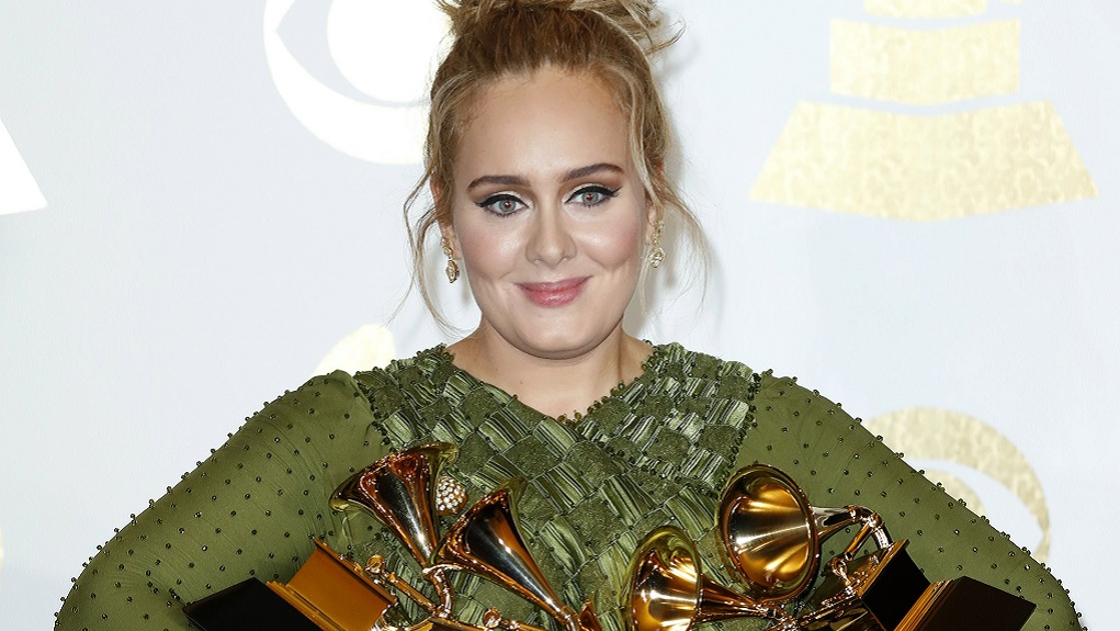 Η Αντέλ μεγάλη νικήτρια στα μουσικά βραβεία Grammy