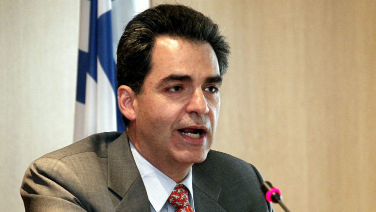 Επίθεση από αγνώστους δέχθηκε ο καθηγητής του Παντείου Άγγελος Συρίγος – Καταδίκη από τα κόμματα