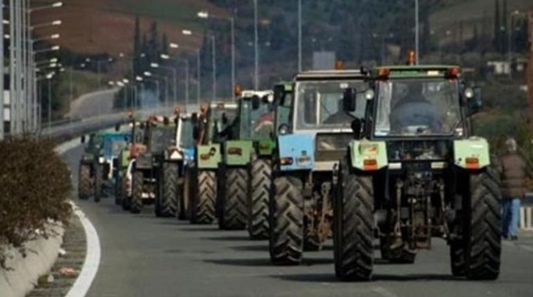 Με τρακτέρ και αγροτικά οχήματα στο Διοικητήριο αγρότες και κτηνοτρόφοι της Κεντρικής Μακεδονίας