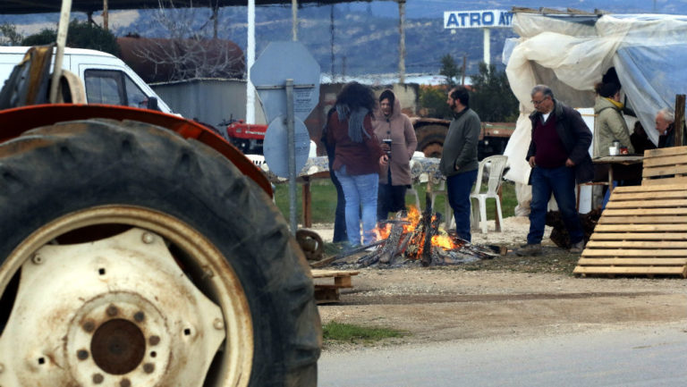 Συνεχίζεται η συνάντηση αγροτών-Δραγασάκη παρά την αποχώρηση ενός μπλόκου