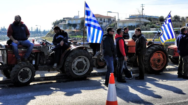 Επιμένουν τα αγροτικά μπλόκα – Κλειστή παραμένει η ελληνοσκοπιανή μεθόριος