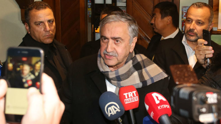 O Ακιντζί καλεί τους Ελληνοκυπρίους να μην κρύβονται πίσω από το δημοψήφισμα