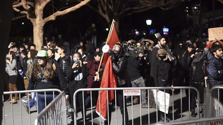 Ακυρώθηκε ομιλία ακροδεξιού υποστηρικτή του Τραμπ στο Μπέρκλεϊ μετά από διαδηλώσεις