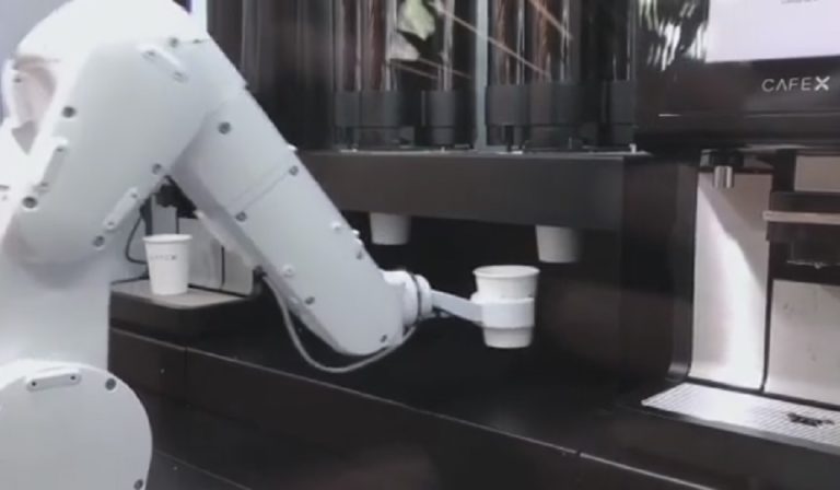 Ένα Ρομπότ φτιάχνει τον καφέ μας