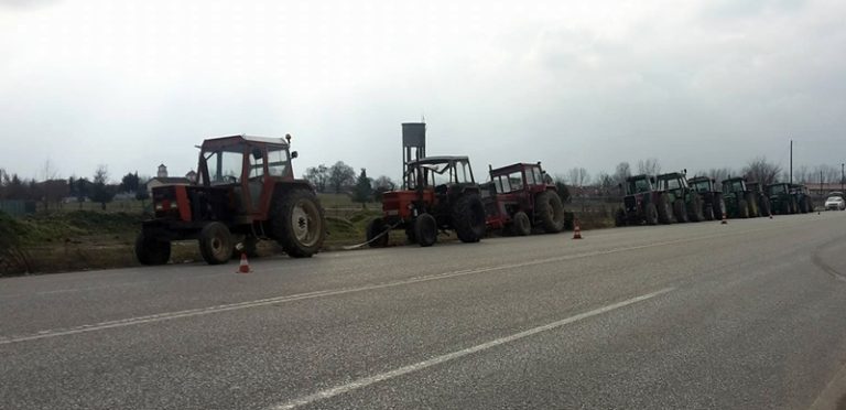 Αγρότες έβγαλαν τρακτέρ στο “Δέλτα” Καρδίτσας