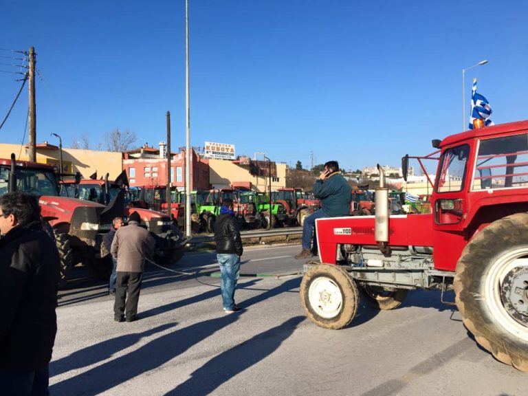 Σε δίωρο αποκλεισμό στον κόμβο Δερβενίου προχώρησαν αγρότες και κτηνοτρόφοι