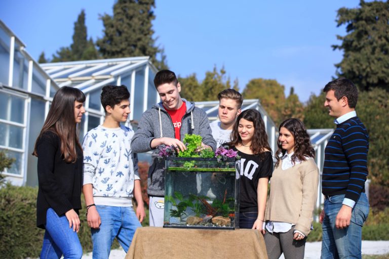 Μαθητές λυκείου καλλιεργούν βιολογικά λαχανικά μέσα σε ενυδρείο