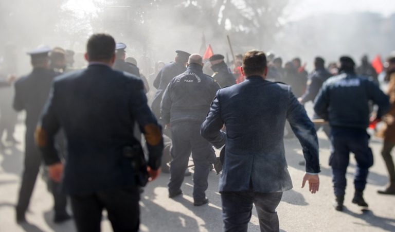 Συμπλοκές, προσαγωγές, τραυματισμοί σε εκδηλώσεις μνήμης στα Ιωάννινα (video)