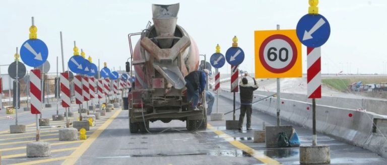 Εργασίες συντήρησης στην περιφερειακή οδό Θεσσαλονίκης από την Π.Κ.Μ.
