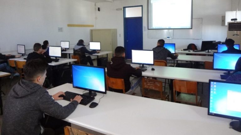 Σύγχρονος εξοπλισμός για μαθητές από το Ίδρυμα Στ. Νιάρχος