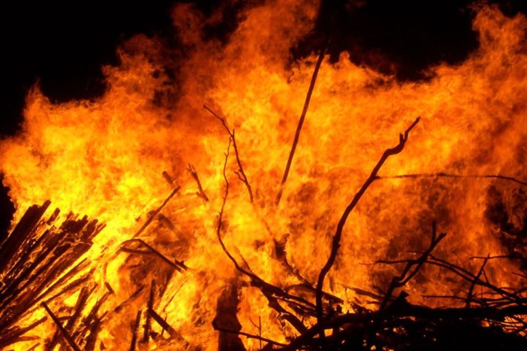 Σε εξέλιξη η φωτιά στα Ιωάννινα- Σε ύφεση στη Ρόδο