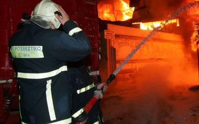 Πυρκαγιά σε διαμέρισμα και σε δώμα στη Θεσσαλονίκη