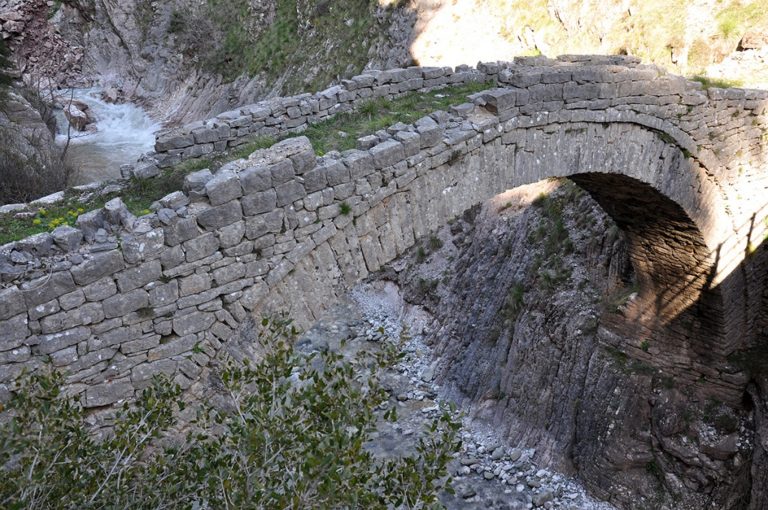 Κινδυνεύουν με άμεση κατάρρευση μνημεία αιώνων στην Αργιθέα Καρδίτσας