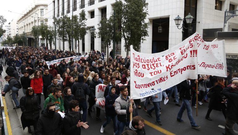 Ένταση στο μαθητικό συλλαλητήριο στην Αθήνα (video)
