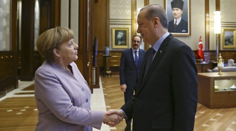 Συρία, Ιράκ και Αιγαίο στη συνάντηση Ερντογάν-Μέρκελ σε ψυχρό κλίμα (video)