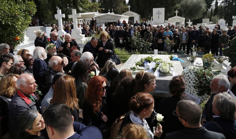 Το τελευταίο «αντίο» στο Νίκο Κούνδουρο (video)