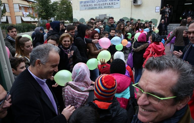 Kαλωσορίζουν τα προσφυγόπουλα με συγκέντρωση στο Πέραμα