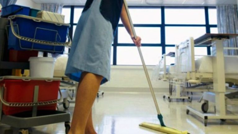 Παράσταση διαμαρτυρίας καθαριστριών στο Νοσοκομείο Βόλου