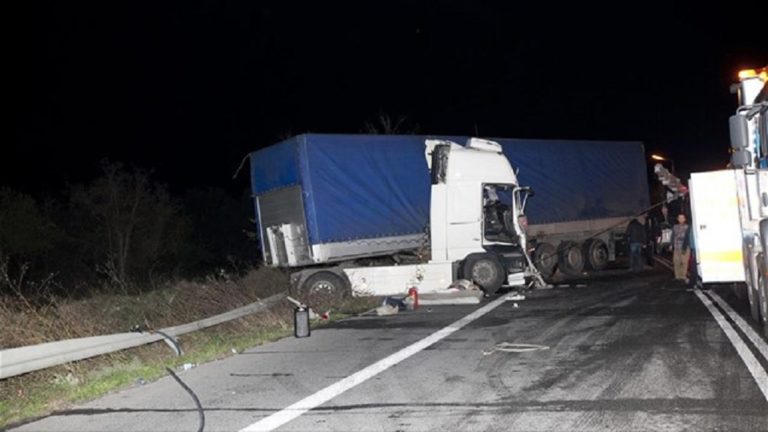 Νταλίκα έπεσε σε γκρεμό στην Εγνατία – Νεκρός ο οδηγός