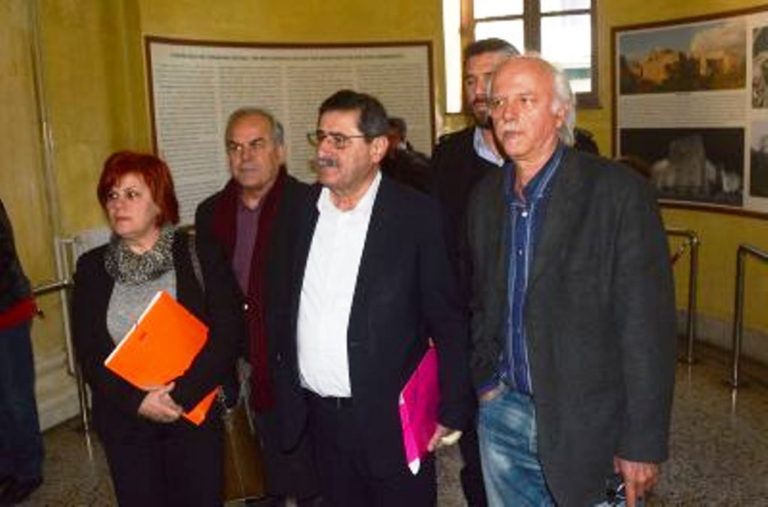 Στο πλευρό του δημάρχου Πατρέων με ψήφισμα το Δ.Σ. Τυρνάβου
