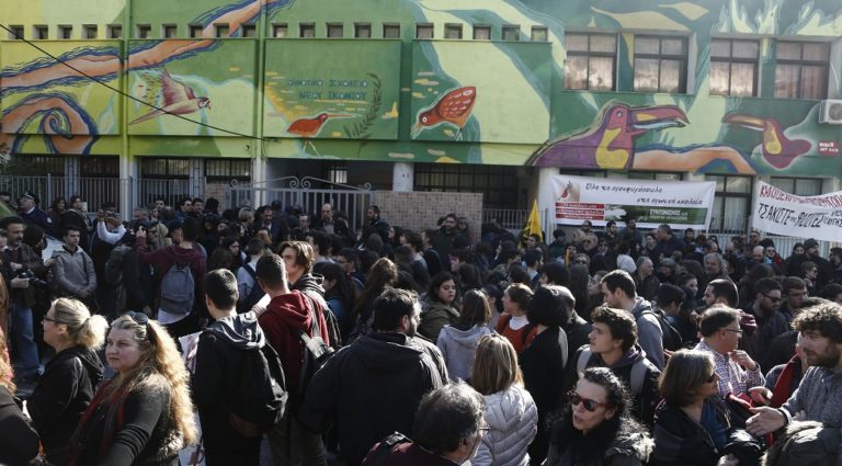 Yποδέχτηκαν ζεστά τα προσφυγόπουλα στο Πέραμα – Αντιδράσεις από μερίδα γονέων (video)