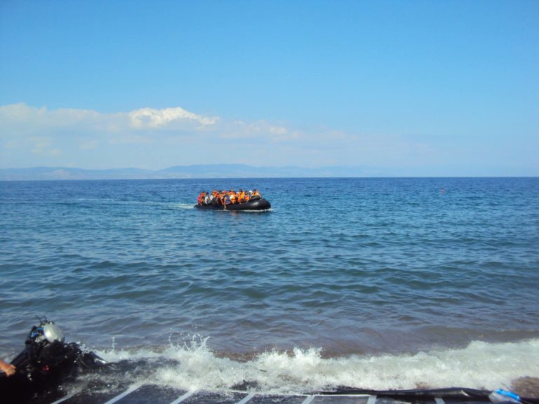 Τρεις βάρκες τα ξημερώματα με 132 πρόσφυγες στη Χίο