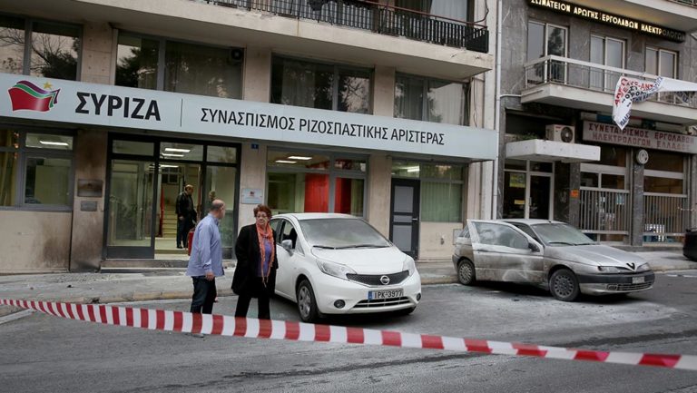 Μολότοφ στα γραφεία του ΣΥΡΙΖΑ – “Πλήγμα κατά της Δημοκρατίας η επίθεση”