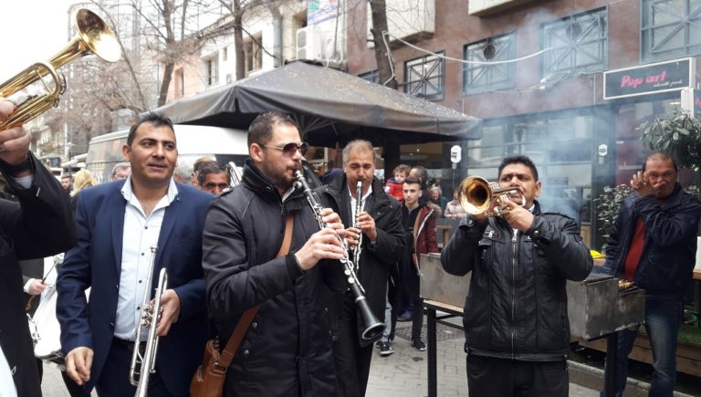 Στις… ψησταριές η Ελλάδα αναστενάζει (video)