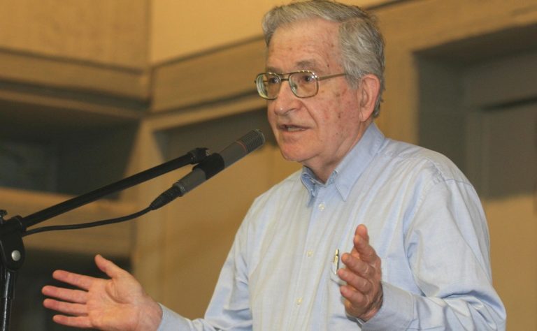 Τσόμσκι: Κτηνώδης η συμπεριφορά των Βρυξελλών προς την  Ελλάδα