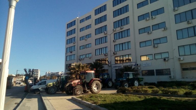 Απέκλεισαν την Εφορία οι αγρότες