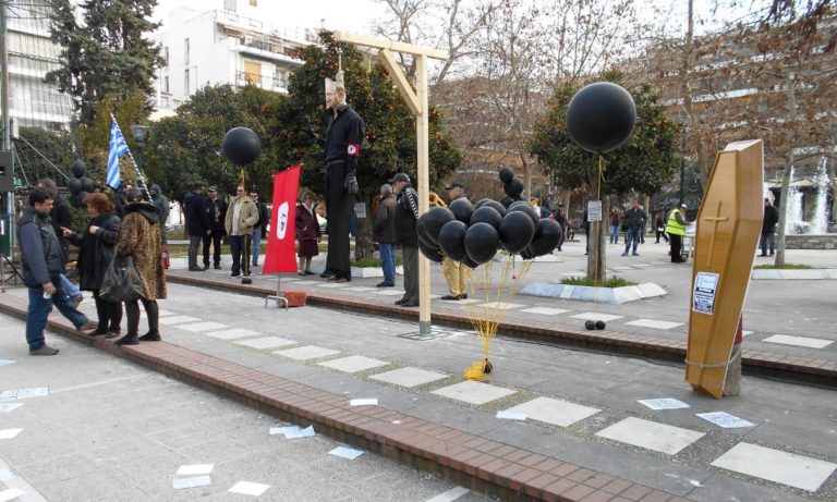 Βόλος: Αυγά και λουκέτα στα γραφεία του ΣΥΡΙΖΑ από επαγγελματίες και πολίτες