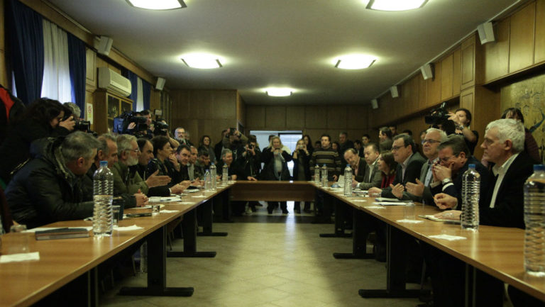 Κρίσιμη συνάντηση του Eυ. Αποστόλου με αγρότες από τα μπλόκα