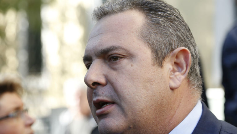 «Kουβαλώντας σακίδια της διαπλοκής, έχει το θράσος να μιλά σε όσους πληρώνουμε φόρους»
