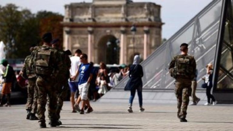 Παρίσι: Στρατιώτης άνοιξε πυρ στο μουσείο του Λούβρου (video)