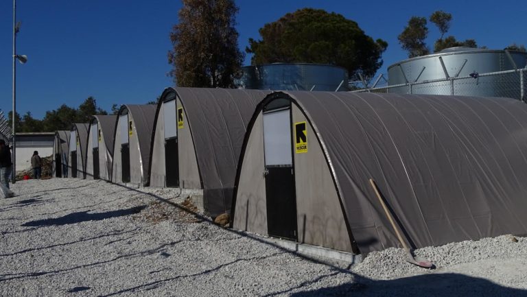 Λέσβος: Μετακίνησαν 1.100 άτομα από τη Μόρια