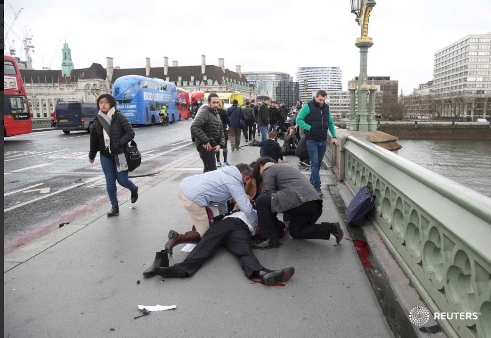 Τέσσερις νεκροί και 20 τραυματίες από το τρομοκρατικό χτύπημα στο Λονδίνο (video)