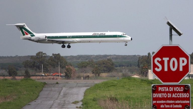 Alitalia: 2.000 απολύσεις και περικοπές μισθών – Η 9η απόπειρα διάσωσης