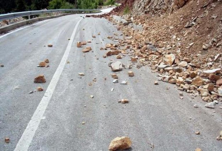 Χανιά: Εργασίες καθαρισμού κατολισθήσεων στην εθνική