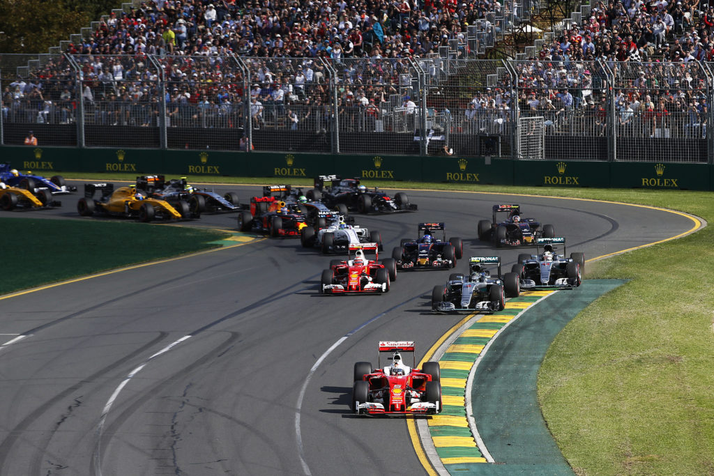 Albert Park, Melbourne, Australia. Sunday 20 March 2016. Sebastian Vettel, Ferrari SF16-H, leads Nico Rosberg, Mercedes F1 W07 Hybrid, Lewis Hamilton, Mercedes F1 W07 Hybrid, Kimi Raikkonen, Ferrari SF16-H, Max Verstappen, Toro Rosso STR11 Ferrari, Carlos Sainz Jr, Toro Rosso STR11 Ferrari, and the rest of the field at the start. World Copyright: Charles Coates/LAT Photographic ref: Digital Image _J5R3618