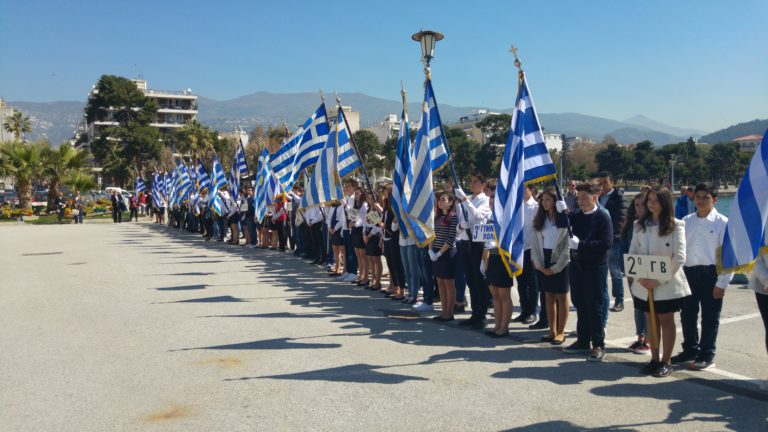 Βόλος: Κατάθεση στεφάνων από σχολεία στην παραλία