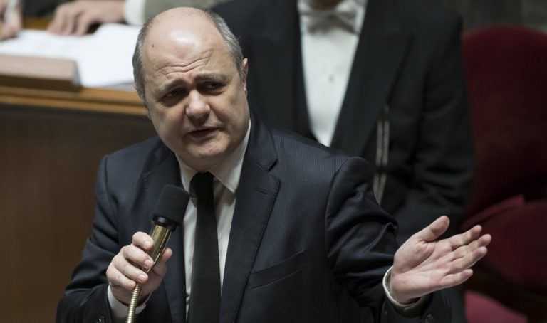 Μετά τις αποκαλύψεις για την πρόσληψη των παιδιών του παραιτήθηκε ο Γάλλος ΥΠΕΣ