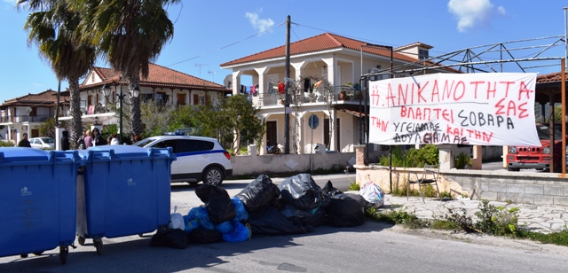 Ζάκυνθος: «Οδοφράγματα» με σκουπίδια από οργισμένους κατοίκους