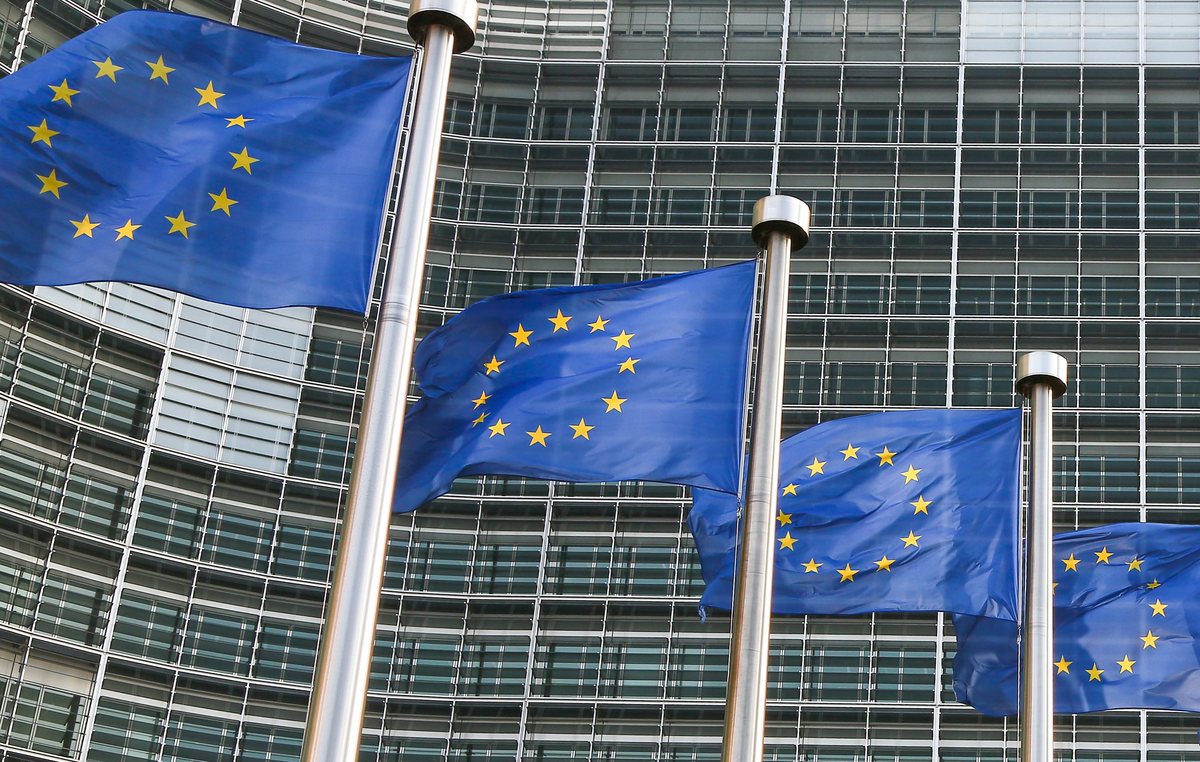 epa03581938 A general view of European Commission flags in front of the European Commission headquarters in Brussels, Belgium, 13 February 2013. EPA/JULIEN WARNAND