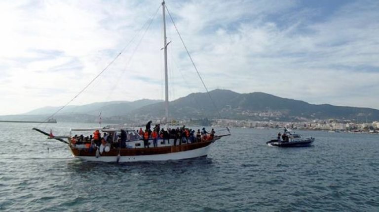 Ιστιοφόρο με 85 μετανάστες εντοπίστηκε νοτιοδυτικά της Πύλου