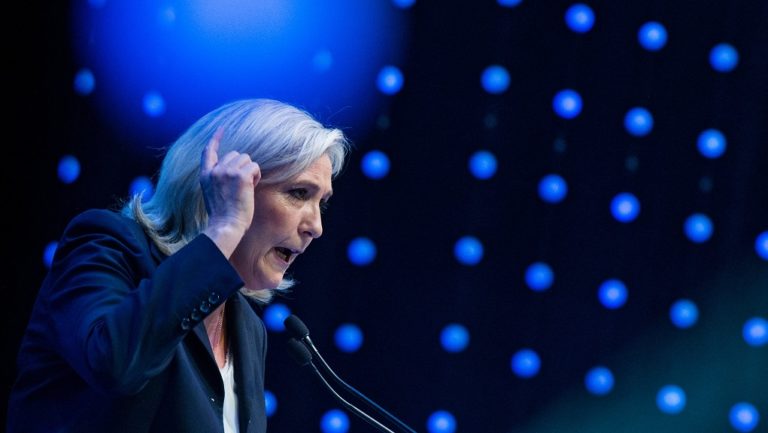 Χάνει έδαφος η Λε Πεν έναντι του Μακρόν