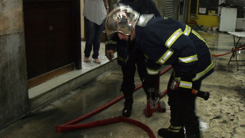 Εμπρησμός σε τράπεζα στα Ιλίσια – Στο νοσοκομείο ένας πολίτης