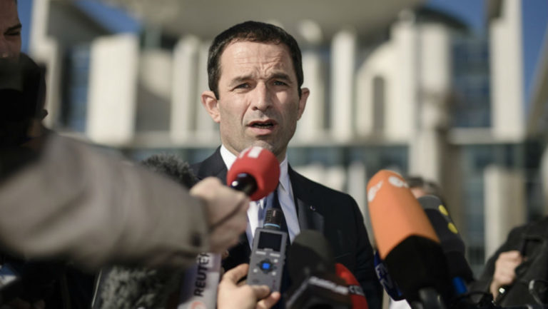 Να αποσυρθεί από την εκλογική κούρσα ο σοσιαλιστής Αμόν, ζητούν οι Γάλλοι πολίτες