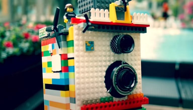 Μια φωτογραφική μηχανή LEGO τυπώνει πόζες στο λεπτό (video)